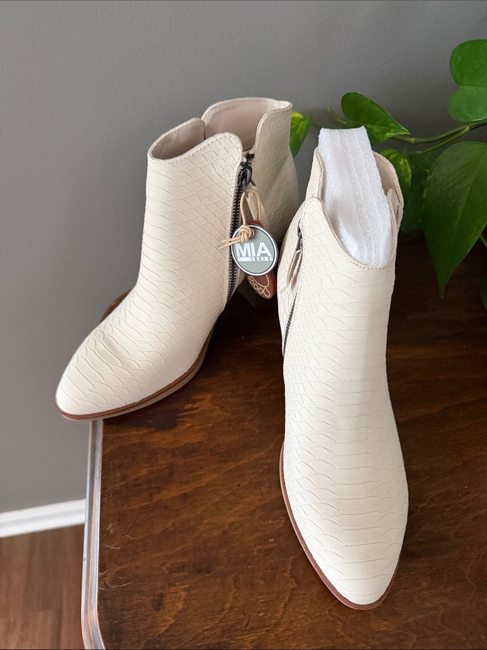 NEW! MIA Cream Faux Snake Skin Embossed Ankle Booties with Side Zip. Size 8